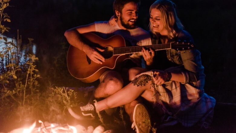 Wellness für Paare: Romantisches Lagerfeuer