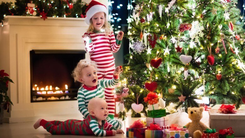 Stressfreie Feiertage: Den Weihnachtsbaum sicher aufstellen