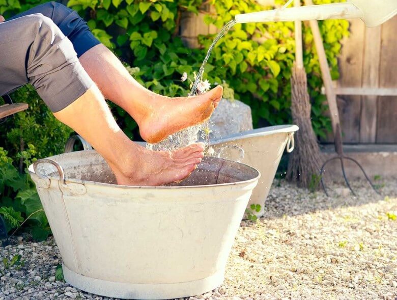 Geschwollene Beine bei Hitze: Das kannst Du gegen Wassereinlagerungen in den Beinen machen