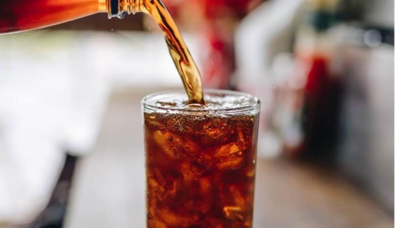 Bauchspeck loswerden: Auf Softdrinks verzichten